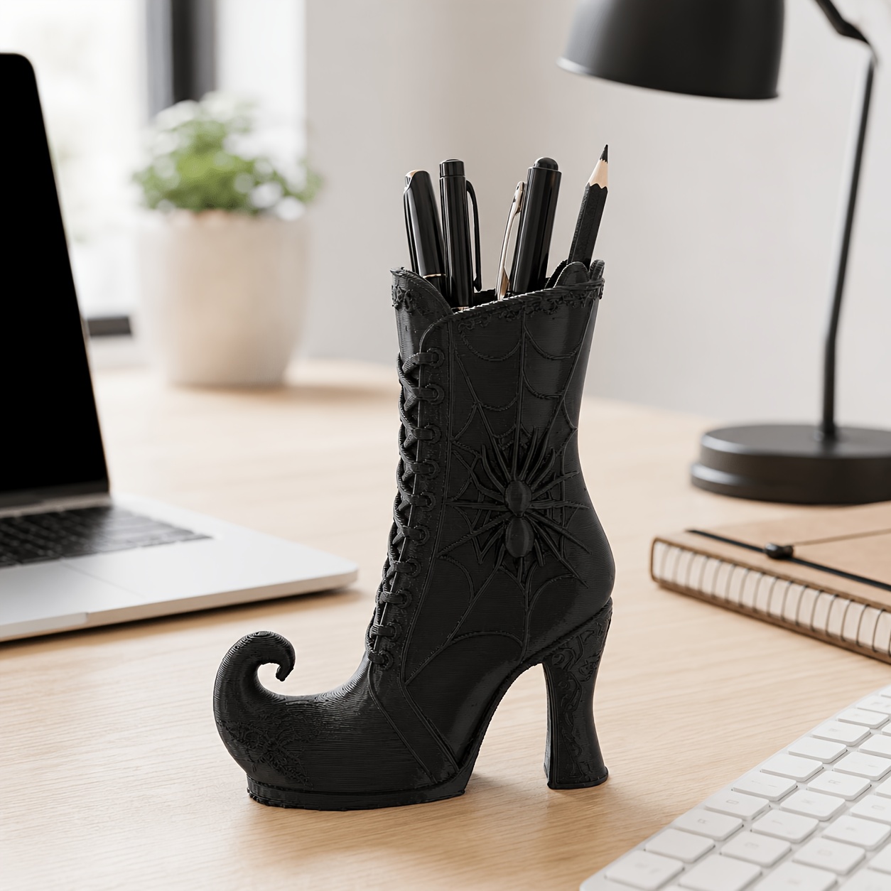 3D Printing Web - 3D-geprinte gotische heksenlaars-penhouder, opgeslagen make-upborstel-organizer met